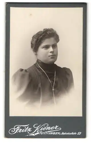 Fotografie Fritz Kiener, Tuttlingen, Portrait Frau mit zurückgebundenem Haar