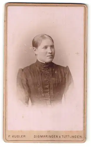 Fotografie F. Kugler, Sigmaringen, Tuttlingen, Portrait junge Frau mit zusammengebundenem Haar