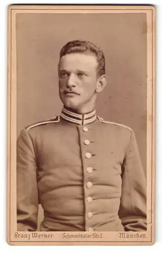 Fotografie Franz Werner, München, Portrait Soldat mit zeitgenöss. Frisur
