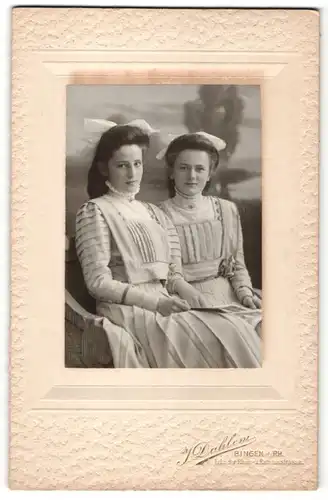 Fotografie J. Dahlem, Bingen a/Rh, Portrait zwei Mädchen in identischen Kleidern, Schwestern