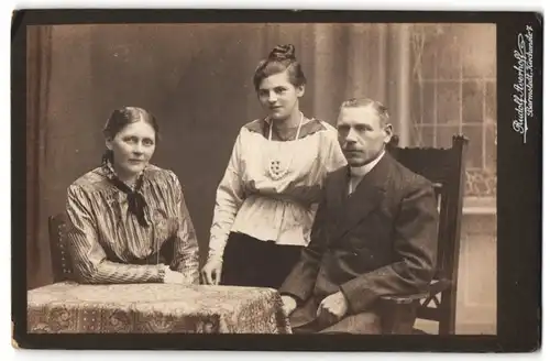 Fotografie Rudolf Averhoff, Barmstedt, Portrait Familie mit halbwüchsiger Tochter