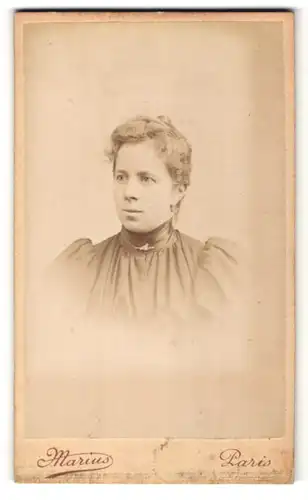 Fotografie Marius, Paris, Portrait Frau mit zusammengebundenem Haar