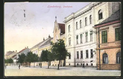 AK Lundenburg, Stadtplatz mit Häuserzeile