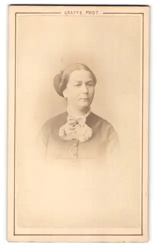 Fotografie Graffe, Paris, Portrait Dame mit zeitgenöss. Frisur