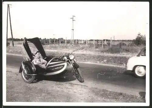 Fotografie Motorrad Puch mit Rekord-Seitenwagen, Hausfrau sitzt im Seitenwagen
