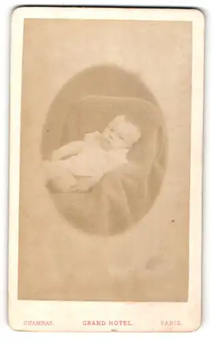 Fotografie Chambay, Paris, Portrait Säugling auf Sitzmöbel