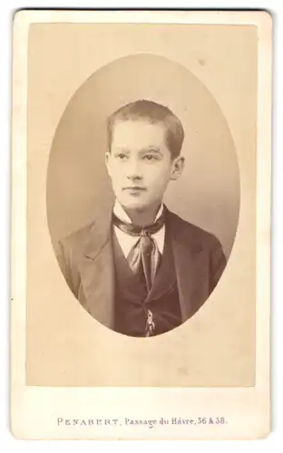 Fotografie Penabert, Paris, Portrait halbwüchsiger Knabe in Anzug