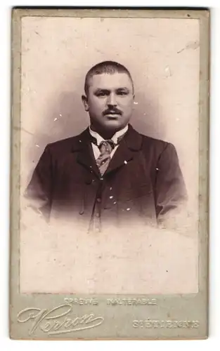 Fotografie Verron, St. Etienne, Portrait junger dunkelhaariger Mann mit kurzem Haar und Krawatte im Anzug