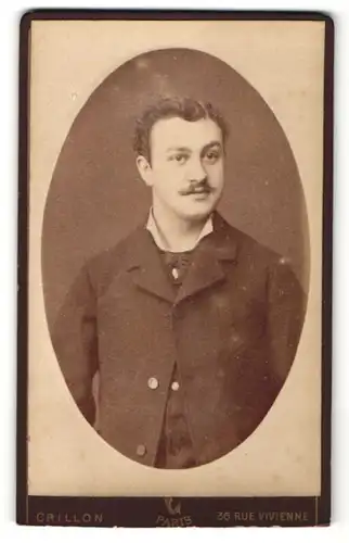 Fotografie Crillon, Paris, Portrait junger dunkelhaariger Mann mit lockigem Haar und Oberlippenbart