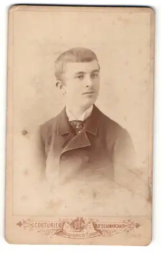 Fotografie J. Couturier, Paris, Portrait frecher Bube mit Krawatte im Jackett