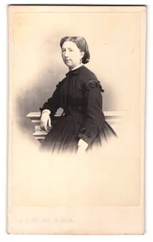 Fotografie A. Bury, Lille, Portrait ältere Hübsche Dame mit Haarnetz im prachtvollen Kleid mit Schleifen