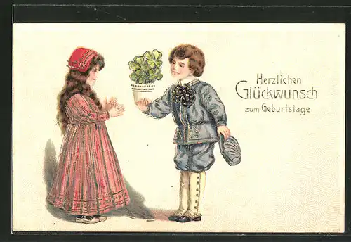 Präge-AK Herzlichen Glückwunsch zum Geburtstage, Junge übergibt Blumentopf mit Klee einem Mädchen
