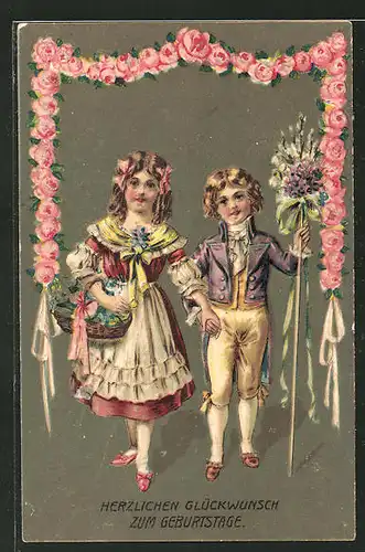 Präge-AK Herzlichen Glückwunsch zum Geburtstage, Junge und Mädchen mit Blumen unter Rosenband