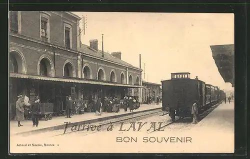 AK Laval, Bahnhof mit Eisenbahn und Passanten