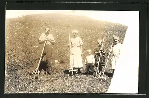 AK Bauernfamilie beim Arbeiten auf dem Feld