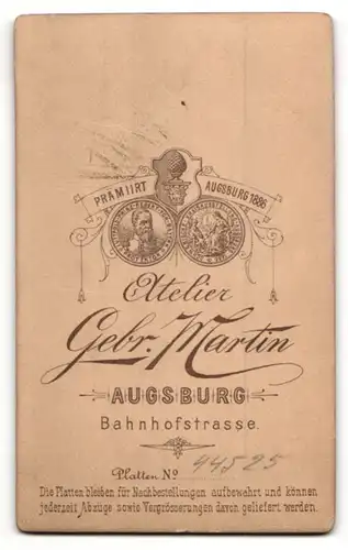 Fotografie Gebr. Martin, Augsburg, Portrait hübscher Knabe im edlen Jackett