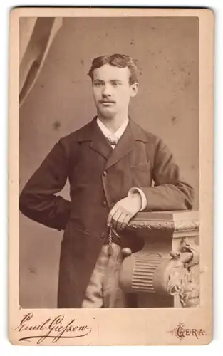 Fotografie Emil Giefsow, Gera, Portrait junger dunkelhaariger Mann mit Mittelscheitel im edlen Jackett