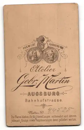 Fotografie Gebr. Martin, Augsburg, Portrait frecher Bube im Anzug