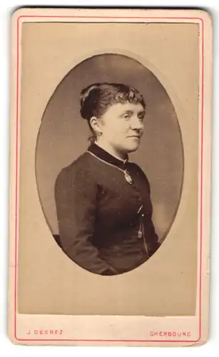 Fotografie J. Desrez, Cherbourg, Portrait Frau mit zusammengebundenem Haar
