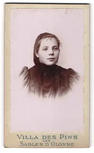 Fotografie Villa des Pins, Sables d'Olonne, Portrait Mädchen mit zurückgebundenem Haar