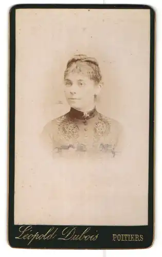 Fotografie Léopold Dubois, Poitiers, Portrait junge Frau mit zeitgenöss. Frisur