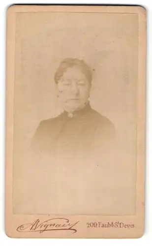 Fotografie A. Vignau, St. Denis, Portrait Dame mit zusammengebundenem Haar