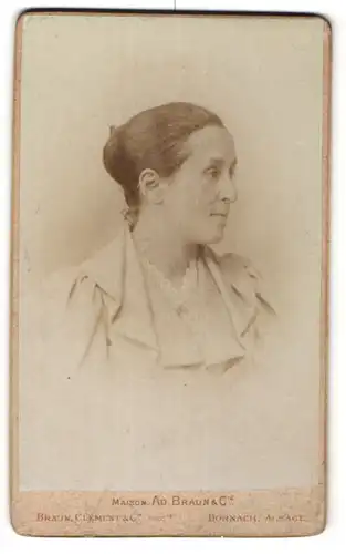 Fotografie Ad. Braun & Cie., Dornach, Profilportrait Frau mit zusammengebundenem Haar