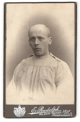 Fotografie E. Rudolph, Hof i/B, Portrait Patient mit rasiertem Schädel