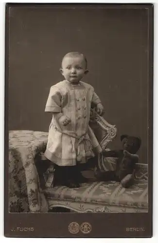 Fotografie J. Fuchs, Berlin, Portrait Kleinkind mit Teddy