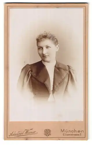 Fotografie Adalbert Werner, München, Portrait Frau mit zusammengebundenem Haar