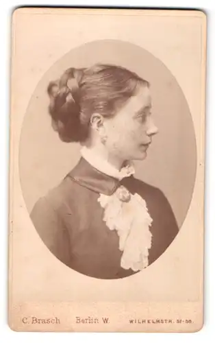 Fotografie C. Brasch, Berlin-W, Profilportrait junge Dame mit geflochtenem Haar