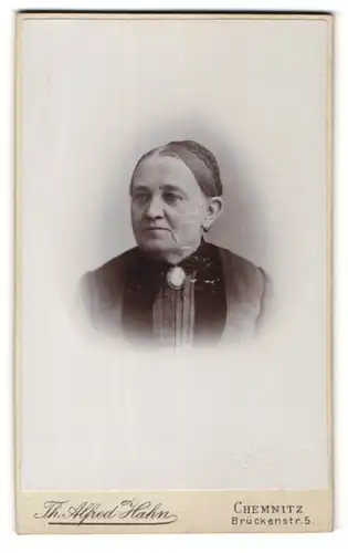 Fotografie Th. Alfred Hahn, Chemnitz, Portrait betagte Dame mit strenger Frisur
