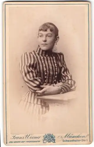 Fotografie Franz Werner, München, Portrait Mädchen in elegantem Kleid