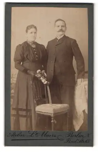 Fotografie L. Maerz, Berlin-N, Portrait bürgerliches Paar in festlicher Kleidung