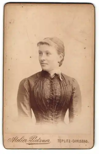 Fotografie Atelier Pietzner, Teplitz-Carlsbad, Portrait junge bürgerliche Dame