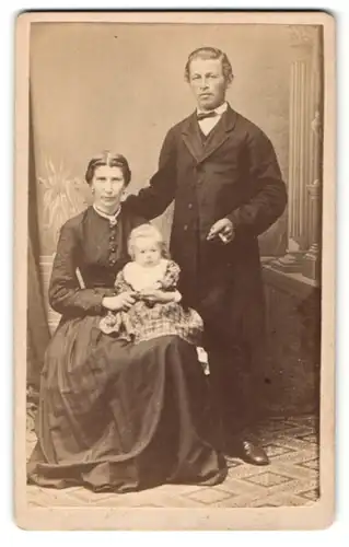 Fotografie W. Vogdt, Sorau N/L, Portrait gutbürgerliche junge Familie