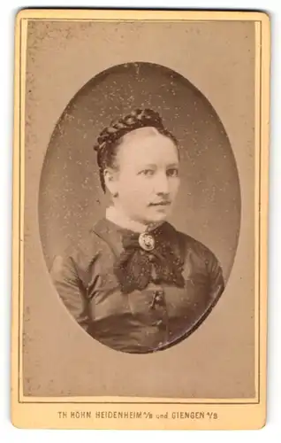 Fotografie Th. Höhn, Heidenheim a/B, Giengen a/B, Portrait junge Frau mit geflochtenem Haar