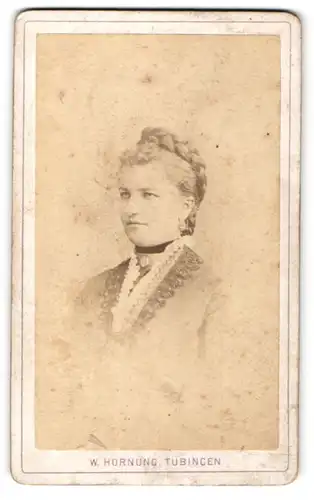Fotografie W. Hornung, Tübingen, Portrait junge Frau mit geflochtenem Haar