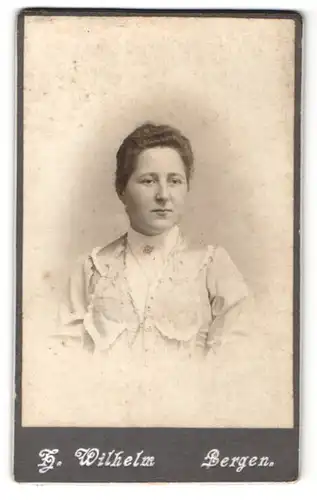 Fotografie H. Wilhelm, Bergen, Portrait Frau mit zusammengebundenem Haar