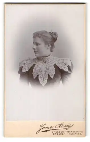 Fotografie James Aurig, Dresden-Blasewitz, Dresden-Kemnitz, Portrait junge Dame mit zusammengebundenem Haar