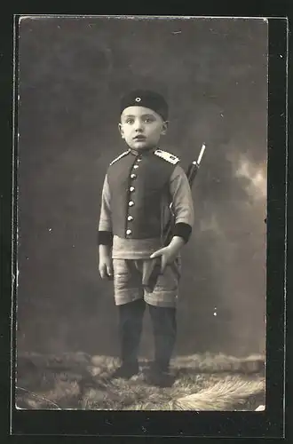 Foto-AK Knabe in Uniform mit Spielzeuggewehr, Kinder Kriegspropaganda