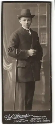 Fotografie Gebr. Strauss, Mannheim, Portrait halbwüchs. Knabe in Anzug mit Hut und Gehstock