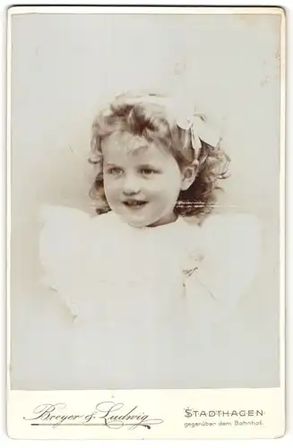 Fotografie Breyer & Ludwig, Stadthagen, Portrait kleines Mädchen mit Haarschleife
