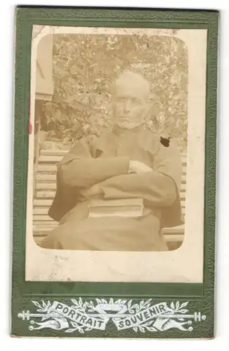 Fotografie unbekannter Fotograf und Ort, Portrait betagter Geistlicher auf Parkbank sitzend