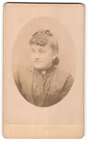 Fotografie unbekannter Fotograf und Ort, Portrait junge Frau mit zeitgenöss. Frisur