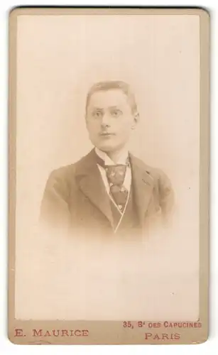 Fotografie E. Maurice, Paris, Portrait junger Mann mit Bürstenhaarschnitt
