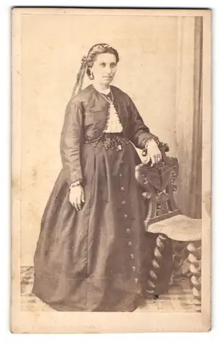 Fotografie Sérès, Cordes, Portrait Dame in zeitgenöss. Kleidung