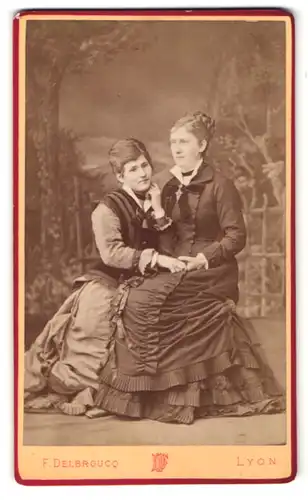 Fotografie F. Delbroucq, Lyon, Portrait zwei junge Frauen in zeitgenöss. Kleidung