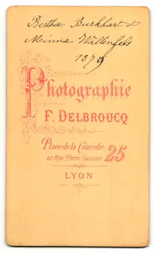 Fotografie F. Delbroucq, Lyon, Portrait zwei junge Frauen in zeitgenöss. Kleidung