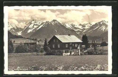 AK Reichenbach / Allgäu, Hotel Haus Bergfried mit Gebirge im Hintergrund